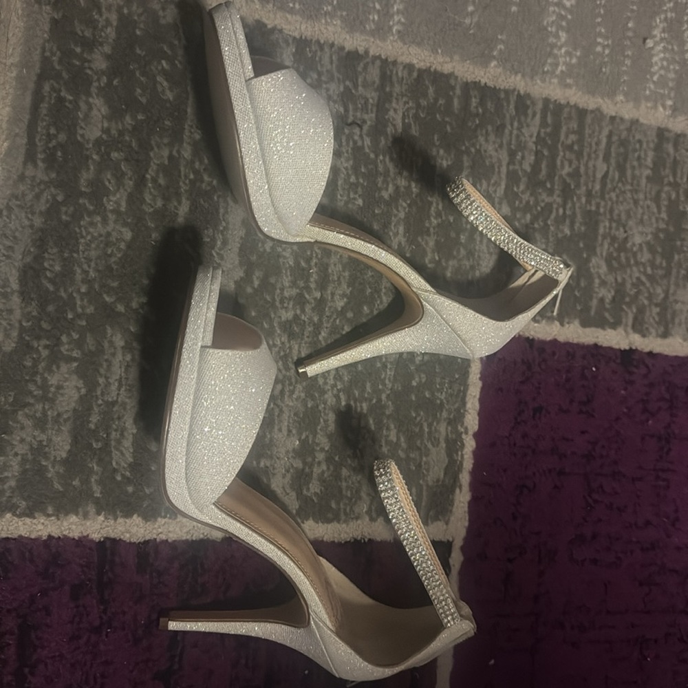 Silver heels - Picture 4 of 5